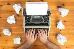 作家的块打字机皱巴巴的纸工作桌子上有创意的过程概念