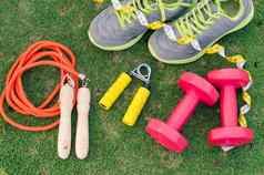健身概念锻炼设备绿色草使用