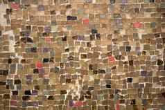 混凝土墙覆盖色彩斑斓的马赛克