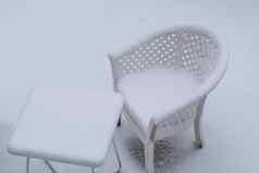 白色表格休息室椅子覆盖厚层雪冬天季节花园休息室集冬天