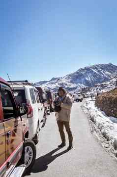交通小时高速公路堵塞由于降雪索姆戈湖旅游车辆排爬一步山地区喜玛拉雅山谷