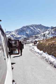 交通小时高速公路堵塞由于降雪索姆戈湖旅游车辆排爬一步山地区喜玛拉雅山谷