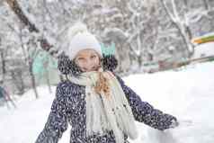 孩子女孩玩落雪冬天公园