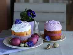 复活节生活复活节蛋糕鸡鹌鹑鸡蛋紫罗兰色的灰色的纺织背景