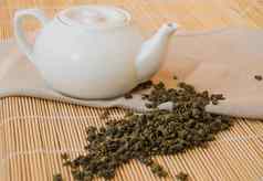茶壶绿色茶叶子餐巾竹子背景