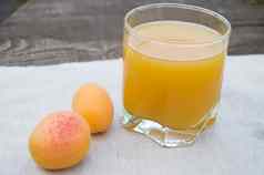 杏汁玻璃新鲜的水果餐巾