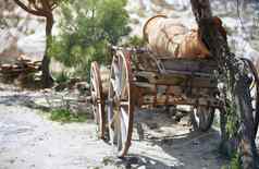 古老的木有轮子的马车
