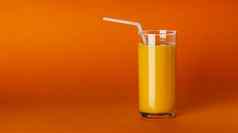 玻璃橙色汁橙色背景复制空间