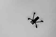 无人机又名无人驾驶的机载车辆采取空中图片黑色的白色