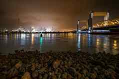 鹿特丹3月视图瓶桥入口鹿特丹城市船反射平静水化学工业复合照明晚上天空荷兰