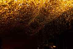 水平圣诞节加兰墙玻璃屋顶光橙色散焦模糊背景一年情绪曝光不足低光照片