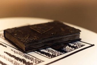 手工制作的魔法笔记本塔象征封面皮革封面手工制作的表内部模糊背景软焦点笔记本