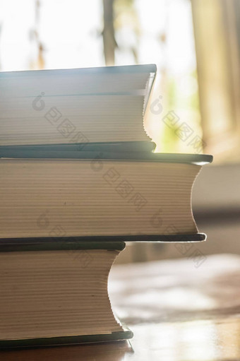 精装书书难看的东西木表格桌子上架子上图书馆颜色背景精装标签教育阅读概念回来学校的想法复制空间房间文本
