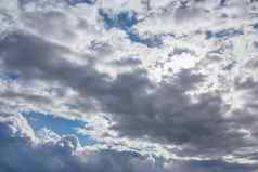 太阳照阴天空多云的天气图像照片