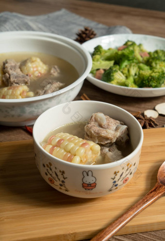 玉米猪肉<strong>骨汤</strong>美味的中国人食物