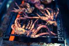 过滤后的图像新鲜的鱿鱼触手燃烧的亚洲当地的市场烧烤站美国