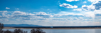 视图黑龙江河蓝色的天空白色美丽的云明亮的春天太阳<strong>俄罗斯</strong>哈巴罗夫斯克