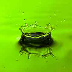 关闭水滴启动图像绿色背景