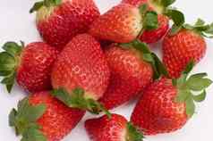 关闭图片新鲜的草莓白色背景