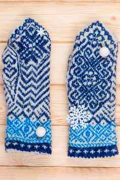 温暖的蓝色的针织连指手套冬天模式关闭