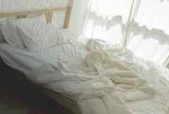 卧室白色床垫