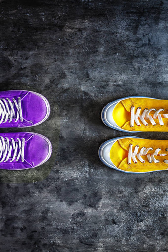 紫色的穿脏撕裂运动鞋黄色的运动鞋