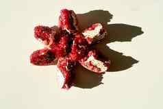 成熟的红色的多汁的石榴谷物石榴水果