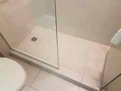 淋浴白色瓷砖玻璃通过厕所。。。