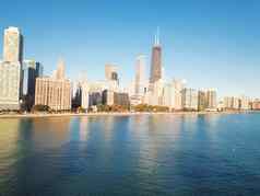 前视图芝加哥摩天大楼密歇根湖早....秋天光