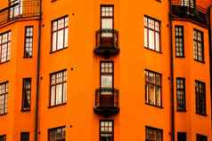 充满活力的橙色房子