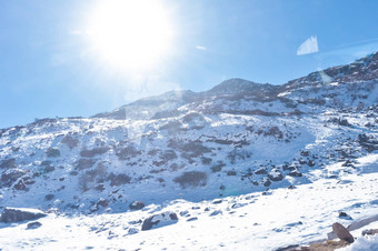 太阳前雪<strong>封面</strong>喜马拉雅山脉范围冻岩石峰填满深雪照亮不断上升的阳光冷淡的冬天一天时间<strong>蓝色</strong>的清晰的天空云路径太阳<strong>风景</strong>如画的自然美