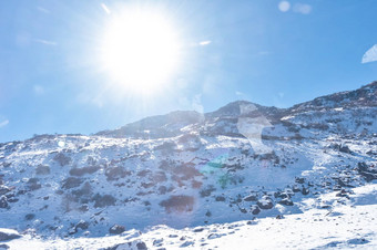 太阳前雪<strong>封面</strong>喜马拉雅山脉范围冻岩石峰填满深雪照亮不断上升的阳光冷淡的冬天一天时间<strong>蓝色</strong>的清晰的天空云路径太阳<strong>风景</strong>如画的自然美