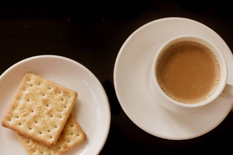 茶杯板堆栈奶油饼干饼干孤立的黑色的背景前视图关闭图片中国人茶杯美味的饼干饼干传统的热喝早餐Herbal主音