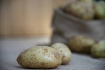 新鲜的土豆准备好了烹饪土豆袋背景土豆烹饪概念