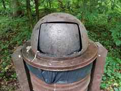 生锈的棕色（的）金属垃圾桶推标志森林