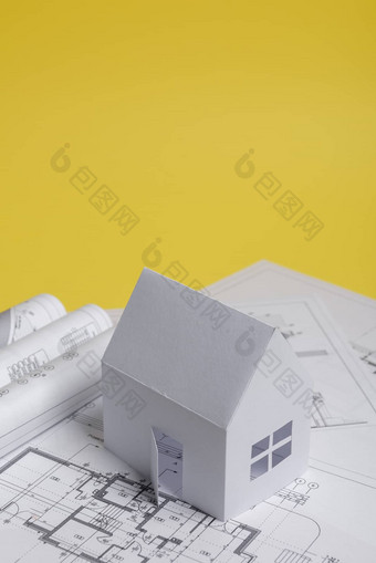 白色家庭纸房子房子项目计划蓝图黄色的背景纸简约简单的概念风格垂直取向