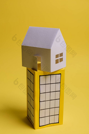 白色<strong>家</strong>庭纸房子块公寓黄色的背景纸<strong>简约</strong>简单的概念风格复制空间垂直取向