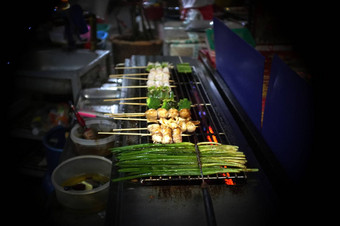 亚洲街食物烤中国人<strong>四川</strong>辣椒玛拉风格卖方准备餐球海产品蔬菜烧烤<strong>四川</strong>胡椒泰国街食物