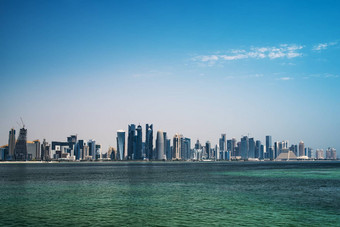 多哈回合谈判卡塔尔8月现代城市多哈回合谈判棕榈树汽车宽途径蓝色的天空多哈回合谈判城市资本卡塔尔