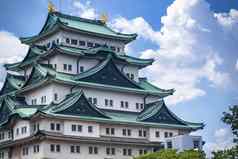 美丽的日本城堡蓝色的天空古老的废墟古代日本城堡