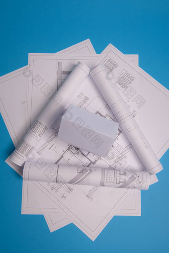 白色家庭纸房子块公寓蓝色的背景纸简约简单的概念风格复制空间垂直取向