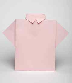 孤立的纸使粉红色的衬衫