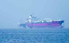 景观视图大重生锈的货物容器船河运输原油石油国际装运进口出口业务港口导航背景