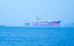 景观视图大重生锈的货物容器船河运输原油石油国际装运进口出口业务港口导航背景