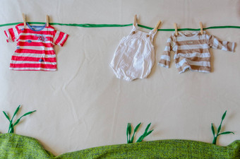 模拟场景使婴儿衣服模拟晾衣绳绿色草地