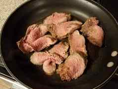 未煮熟的牛肉片煎锅长柄平底煎锅