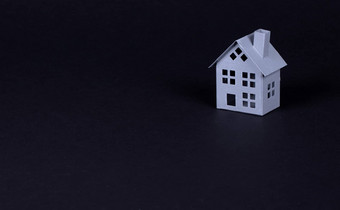 房<strong>地产</strong>概念金属房子孤立的黑色的背景