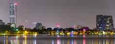 全景色彩斑斓的天际线反射市中心河内摩天大楼西湖