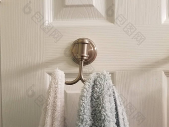 金属毛巾悬挂器白色通过浴室