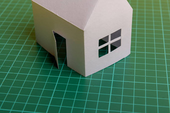 白色家庭纸房子块公寓黄色的背景纸简约简单的概念风格复制空间垂直取向